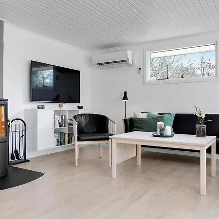 Amazing In Aakirkeby With Wifi Feriehus *